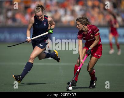 Amsterdam, Paesi Bassi. 29 giugno 2024. AMSTELVEEN - Isabelle Petter (GBR) in un duello contro Barbara Nelen (BEL) durante la partita a gironi della FIH Pro League. Credito di DONAZIONE DELLA CARTEGGIATRICE ANP: Notizie dal vivo ANP/Alamy Foto Stock