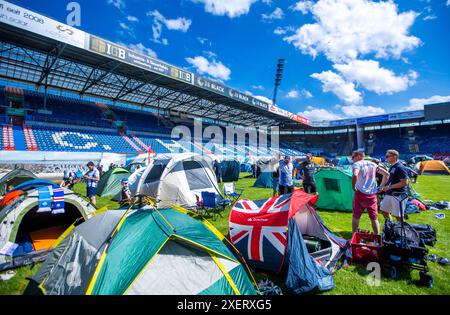 Rostock, Germania. 29 giugno 2024. I tifosi di calcio hanno allestito le tende in campo all'Ostseestadion per il campeggio familiare per i membri del club Hansa Rostock. Tradizionalmente, il fan club offre una serata nello stadio durante le vacanze estive. Quest'anno, i tifosi di calcio grandi e piccini potranno non solo dormire in campo, ma anche guardare la trasmissione di una partita di 16 partite del Campionato europeo maschile dallo Stadio Olimpico di Berlino. Crediti: Jens Büttner/dpa/Alamy Live News Foto Stock