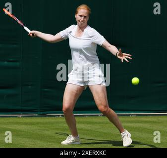 Londra, Regno Unito. 29 giugno 2024. Il belga Alison Van Uytvanck in azione durante una sessione di allenamento durante i preparativi in vista del torneo di tennis Grand slam di Wimbledon 2024 all'All England Tennis Club, nel sud-ovest di Londra, in Gran Bretagna, sabato 29 giugno 2024. BELGA PHOTO BENOIT DOPPAGNE credito: Belga News Agency/Alamy Live News Foto Stock