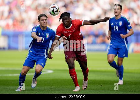 L'italiano Nicolo fagioli (a sinistra) e la svizzera Breel Embolo si battono per il pallone durante il round di UEFA Euro 2024 del 16 match all'Olympiastadion di Berlino, Germania. Data foto: Sabato 29 giugno 2024. Foto Stock