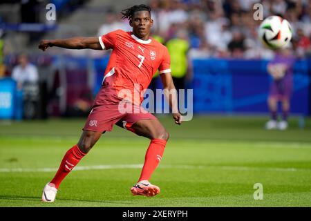 Lo svizzero Breel Embolo tenta un tiro in rete che viene salvato dal portiere italiano Gianluigi Donnarumma (non in foto) durante il turno di UEFA Euro 2024 del 16 contro l'Olympiastadion di Berlino, Germania. Data foto: Sabato 29 giugno 2024. Foto Stock