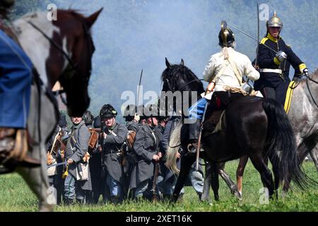 Chlum, Repubblica Ceca. 29 giugno 2024. Le persone vestite da soldati dell'esercito austriaco e prussiano sulla cima della collina Chlum vicino alla città di Hradec Kralove rendevano omaggio ai soldati caduti dalla scena di battaglia ''il 18th Infantry Regiment da Hradec Kralove nella battaglia di Chlum 1866''' nel Chlum nella Repubblica Ceca. L'esercito austriaco del 215.000 affrontò l'Armata prussiana dell'Elba (39.000) e la prima Armata (85.000) il 3 luglio. La battaglia si concluse con pesanti perdite per entrambe le parti. I prussiani avevano quasi 9.000 uomini uccisi, feriti o dispersi. Crediti: ZUMA Press, Inc./Alamy Live News Foto Stock