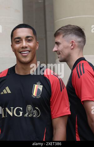 Freiberg, Germania. 29 giugno 2024. Youri Tielemans belga e Timothy Castagne belga ritratti durante un momento stampa informale di alcuni giocatori della nazionale belga di calcio Red Devils, sabato 29 giugno 2024 nel loro campo base a Freiberg am Neckar, Germania, durante i Campionati europei di calcio UEFA Euro 2024. Lunedì i Red Devils incontreranno la Francia nel Round of 16. BELGA PHOTO BRUNO FAHY credito: Belga News Agency/Alamy Live News Foto Stock