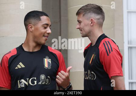 Freiberg, Germania. 29 giugno 2024. Youri Tielemans belga e Timothy Castagne belga ritratti durante un momento stampa informale di alcuni giocatori della nazionale belga di calcio Red Devils, sabato 29 giugno 2024 nel loro campo base a Freiberg am Neckar, Germania, durante i Campionati europei di calcio UEFA Euro 2024. Lunedì i Red Devils incontreranno la Francia nel Round of 16. BELGA PHOTO BRUNO FAHY credito: Belga News Agency/Alamy Live News Foto Stock