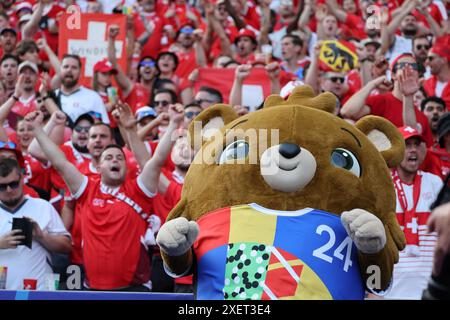 Berlino, Germania, 29, giugno 2024. Tifosi svizzeri e Albart la Mascot durante la partita tra Svizzera e Italia. UEFA Euro 2024 Germania. Round di 16. Crediti: Fabideciria/Alamy Live News Foto Stock