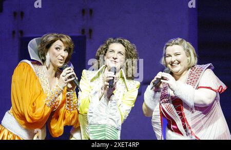 l-r: Kim Ismay (Tanya), Vivien Parry (donna Sheridan), Lara Mulcahy (Rosie) in MAMMA mia! Al Prince of Wales Theatre, Londra W1 09/06/2004 musica e testi: Benny Andersson & Bjorn Ulvaeus libro: Catherine Johnson design: Mark Thompson illuminazione: Howard Harrison coreografia: Anthony van Laast regista: Phyllida Lloyd Foto Stock