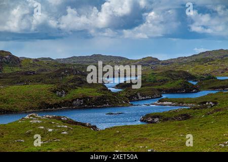 Uno splendido tramonto sui laghi di Assynt nel nord della Scozia Foto Stock