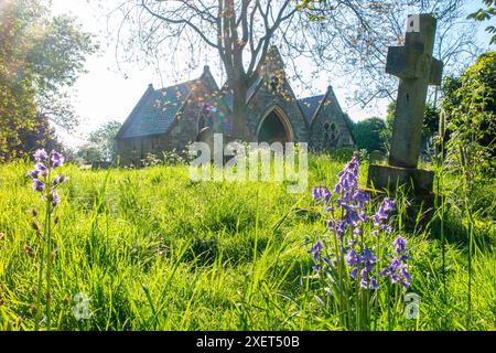 St Mary's Churchyard a Wandsswoth, Londra, in una soleggiata mattina di primavera Foto Stock