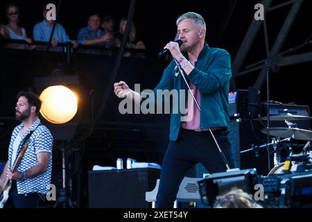 Glastonbury, Regno Unito. 29 giugno 2024. Tom Chaplin della band britannica Keane ha visto esibirsi al Pyramid Stage il sabato del 2024 al Glastonbury Festival al Worthy Farm, Somerset Picture di Julie Edwards Credit: JEP Celebrity Photos/Alamy Live News Foto Stock