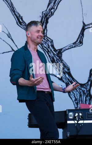 Glastonbury, Regno Unito. 29 giugno 2024. Tom Chaplin della band britannica Keane ha visto esibirsi al Pyramid Stage il sabato del 2024 al Glastonbury Festival al Worthy Farm, Somerset Picture di Julie Edwards Credit: JEP Celebrity Photos/Alamy Live News Foto Stock