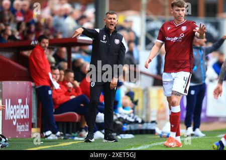 Gayfield Park, Arbroath, Regno Unito. 29 giugno 2024. Amichevole nel calcio pre-stagionale, Arbroath contro Dundee; il manager di Arbroath Jim McIntyre dà istruzioni alla sua squadra Credit: Action Plus Sports/Alamy Live News Foto Stock