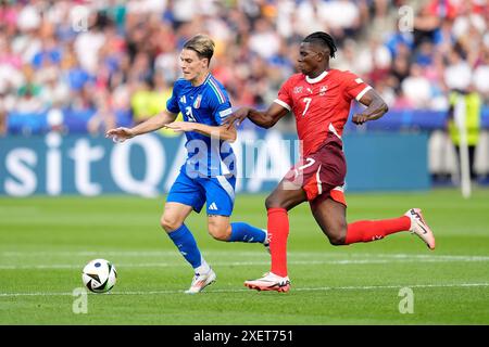 L'italiano Nicolo fagioli (a sinistra) e la svizzera Breel Embolo si battono per il pallone durante il round di UEFA Euro 2024 del 16 match all'Olympiastadion di Berlino, Germania. Data foto: Sabato 29 giugno 2024. Foto Stock