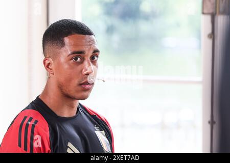 Freiberg, Germania. 29 giugno 2024. Youri Tielemans, in Belgio, nella foto durante un momento stampa informale di alcuni giocatori della nazionale belga dei Red Devils, sabato 29 giugno 2024 nel loro campo base a Freiberg am Neckar, in Germania, durante i Campionati europei di calcio UEFA Euro 2024. Lunedì i Red Devils incontreranno la Francia nel Round of 16. BELGA PHOTO BRUNO FAHY credito: Belga News Agency/Alamy Live News Foto Stock