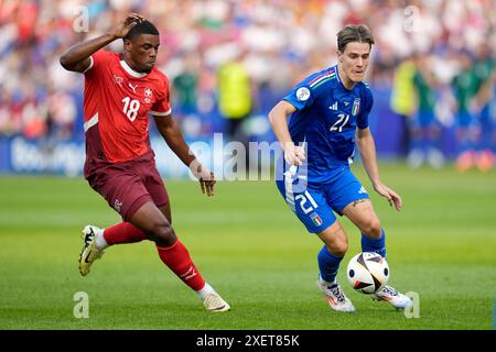 Il svizzero Kwadwo Duah (a sinistra) e l'italiano Nicolo fagioli in azione durante il turno di UEFA Euro 2024 di 16 partite all'Olympiastadion di Berlino, Germania. Data foto: Sabato 29 giugno 2024. Foto Stock