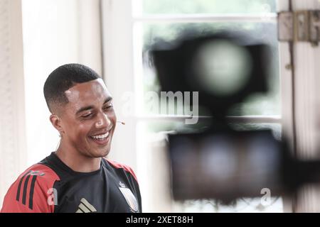 Freiberg, Germania. 29 giugno 2024. Youri Tielemans, in Belgio, nella foto durante un momento stampa informale di alcuni giocatori della nazionale belga dei Red Devils, sabato 29 giugno 2024 nel loro campo base a Freiberg am Neckar, in Germania, durante i Campionati europei di calcio UEFA Euro 2024. Lunedì i Red Devils incontreranno la Francia nel Round of 16. BELGA PHOTO BRUNO FAHY credito: Belga News Agency/Alamy Live News Foto Stock