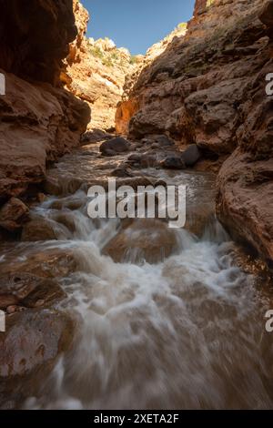 L'acqua scorre su Boulders nel Sulphur Creek nel Capitol Reef National Park Foto Stock