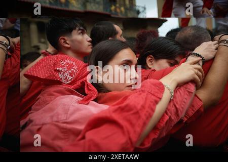 Pamplona, Spagna. 29 giugno 2024. I membri del colla Vella dels Xiquets de Valls, formano "pinya" iniziano a costruire la torre umana, una tradizione che risale al XV secolo, durante la mostra. I membri del colla Vella dels xiquets de Valls hanno tenuto una mostra delle loro torri umane a Pamplona, Navarra, Spagna. Credito: SOPA Images Limited/Alamy Live News Foto Stock