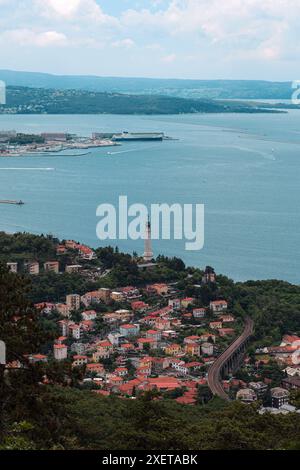 Faro di Trieste e la città vista panoramica, regione Friuli Venezia Giulia di Italia Foto Stock