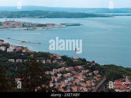 Faro di Trieste e la città vista panoramica, regione Friuli Venezia Giulia di Italia Foto Stock