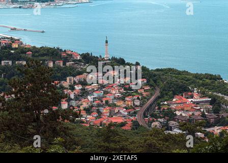 Faro di Trieste e la città vista panoramica, regione Friuli Venezia Giulia di Italia Foto Stock