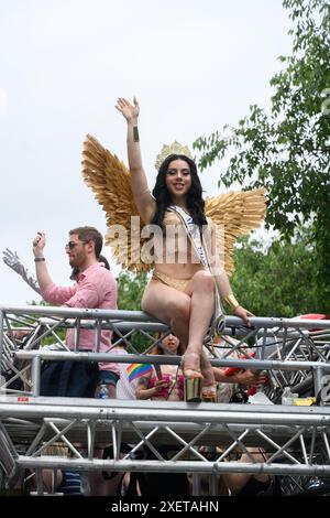 Parigi, Francia. 29 giugno 2024. Diverse dozzine di parigini marciarono nella Pride March, sia festiva che politica, a Parigi, in Francia, il 29 giugno 2024. Foto di Pierrick Villette/ABACAPRESS. COM credito: Abaca Press/Alamy Live News Foto Stock