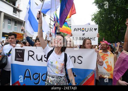 Parigi, Francia. 29 giugno 2024. Diverse dozzine di parigini marciarono nella Pride March, sia festiva che politica, a Parigi, in Francia, il 29 giugno 2024. Foto di Pierrick Villette/ABACAPRESS. COM credito: Abaca Press/Alamy Live News Foto Stock