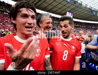 Il svizzero Remo Freuler (a destra), il manager Murat Yakin e lo svizzero Steven Zuber festeggiano a tempo pieno dopo aver vinto il turno di UEFA Euro 2024 di 16 partite all'Olympiastadion di Berlino, Germania. Data foto: Sabato 29 giugno 2024. Foto Stock