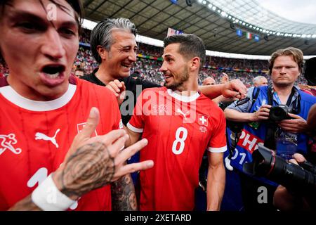 Il svizzero Remo Freuler (centro a destra), il manager Murat Yakin e Steven Zuber (sinistra) festeggiano a tempo pieno dopo aver vinto il turno di UEFA Euro 2024 a 16 all'Olympiastadion di Berlino, Germania. Data foto: Sabato 29 giugno 2024. Foto Stock