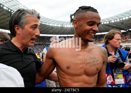 Il manager svizzero Murat Yakin (a sinistra) e Manuel Akanji festeggiano a tempo pieno dopo aver vinto il turno di UEFA Euro 2024 di 16 partite all'Olympiastadion di Berlino, Germania. Data foto: Sabato 29 giugno 2024. Foto Stock