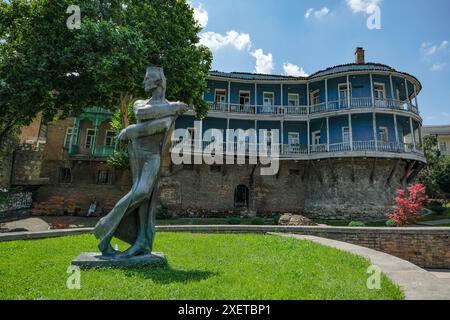 Tbilisi, Georgia - 24 giugno 2024: Vedute della Vecchia Tbilisi con la scultura di Shota Kavlashvili a Tbilisi, Georgia. Foto Stock