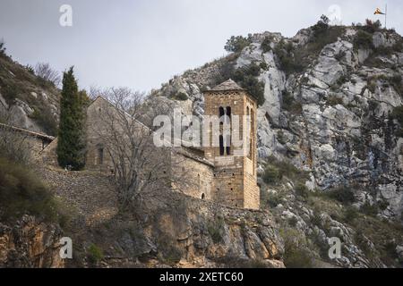 Chiesa romanica di Sant'Esteve ad Abella de la Conca, Pallars Jussa, Lleida, Catalogna, che mostra l'antica architettura in una tranquilla landsca montuosa Foto Stock