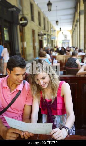 Coppia che guarda il menu' nel ristorante. San Sebastian. Donostia. Gipuzkoa. Paesi Baschi. Spagna. Foto Stock