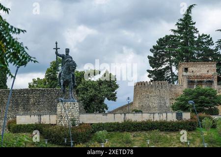 Telavi, Georgia - 27 giugno 2024: Statua equestre del re Eraclio II accanto al Batonis Tsikhe è un monumento architettonico a Telavi, Georgia. Lavoro Foto Stock