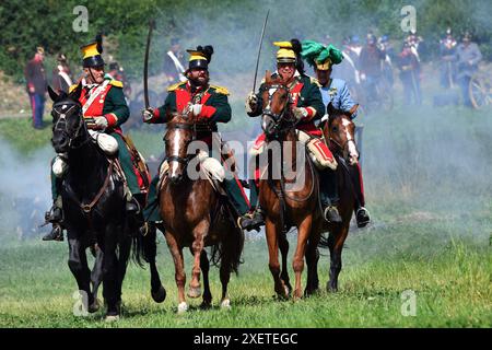 Chlum, Repubblica Ceca. 29 giugno 2024. Le persone vestite da soldati dell'esercito austriaco e prussiano sulla cima della collina Chlum vicino alla città di Hradec Kralove rendevano omaggio ai soldati caduti dalla scena di battaglia ''il 18th Infantry Regiment da Hradec Kralove nella battaglia di Chlum 1866''' nel Chlum nella Repubblica Ceca. L'esercito austriaco del 215.000 affrontò l'Armata prussiana dell'Elba (39.000) e la prima Armata (85.000) il 3 luglio. La battaglia si concluse con pesanti perdite per entrambe le parti. I prussiani avevano quasi 9.000 uomini uccisi, feriti o dispersi. Crediti: ZUMA Press, Inc./Alamy Live News Foto Stock