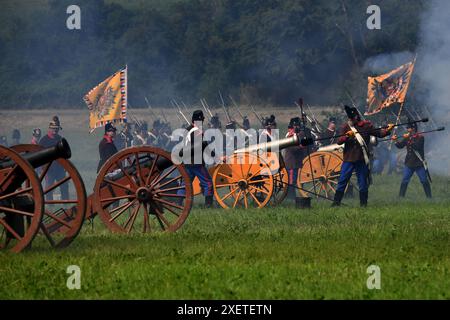 Chlum, Repubblica Ceca. 29 giugno 2024. Le persone vestite da soldati dell'esercito austriaco e prussiano sulla cima della collina Chlum vicino alla città di Hradec Kralove rendevano omaggio ai soldati caduti dalla scena di battaglia ''il 18th Infantry Regiment da Hradec Kralove nella battaglia di Chlum 1866''' nel Chlum nella Repubblica Ceca. L'esercito austriaco del 215.000 affrontò l'Armata prussiana dell'Elba (39.000) e la prima Armata (85.000) il 3 luglio. La battaglia si concluse con pesanti perdite per entrambe le parti. I prussiani avevano quasi 9.000 uomini uccisi, feriti o dispersi. Crediti: ZUMA Press, Inc./Alamy Live News Foto Stock