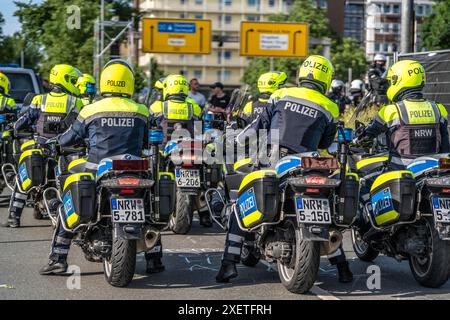 Agenti di polizia, motocicli di polizia, in azione alla manifestazione contro la conferenza del partito AFD a Essen, NRW, Germania, Foto Stock