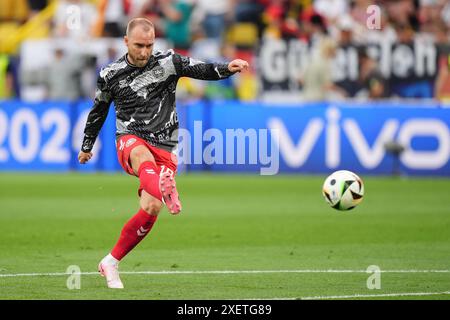 Il danese Christian Eriksen si scalda in vista della gara di UEFA Euro 2024 del 16 al BVB Stadion Dortmund di Dortmund, in Germania. Data foto: Sabato 29 giugno 2024. Foto Stock