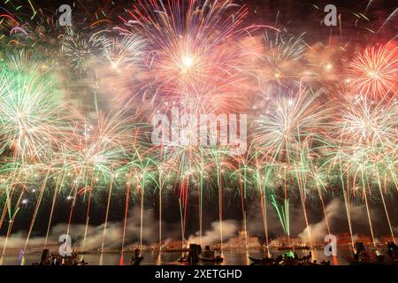 Fuochi d'artificio, fuochi d'artificio, spettacolo pirotecnico alla Festa del Redentore, Canale della Giudecca, Venezia, Veneto, Italia dedicata al Cristo Redentore, spettatori in barca Foto Stock