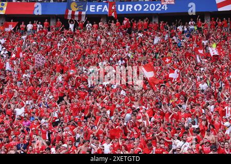 Berlino, Germania. 29 giugno 2024. I tifosi della Svizzera durante il turno di UEFA Euro 2024 di 16 partite tra Svizzera e Italia allo Stadio Olimpico il 29 giugno 2024 a Berlino, Germania. Crediti: Marco Canoniero/Alamy Live News Foto Stock