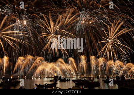 Fuochi d'artificio, fuochi d'artificio, spettacolo pirotecnico alla Festa del Redentore, Canale della Giudecca, Venezia, Veneto, Italia dedicata al Cristo Redentore, spettatori in barca Foto Stock