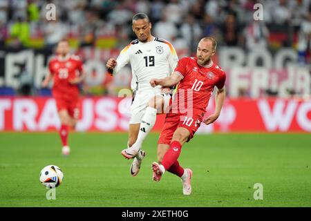 Il tedesco Leroy sane (a sinistra) e il danese Pierre-Emile Hojbjerg si ...