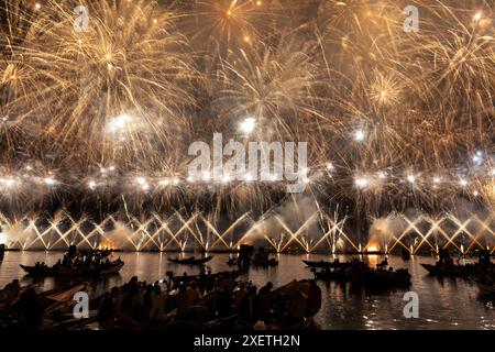 Fuochi d'artificio, fuochi d'artificio, spettacolo pirotecnico alla Festa del Redentore, Canale della Giudecca, Venezia, Veneto, Italia dedicata al Cristo Redentore, spettatori in barca Foto Stock