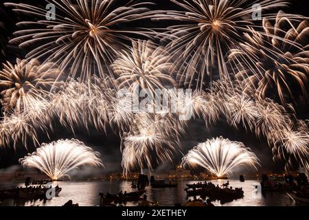 Fuochi d'artificio, fuochi d'artificio, spettacolo pirotecnico alla Festa del Redentore, Canale della Giudecca, Venezia, Veneto, Italia dedicata al Cristo Redentore, spettatori in barca Foto Stock