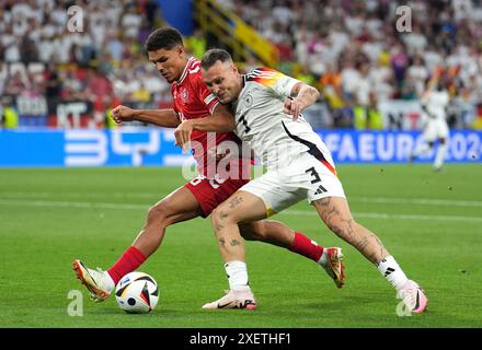 Il danese Alexander Bah (a sinistra) e il tedesco Leroy sane lottano ...