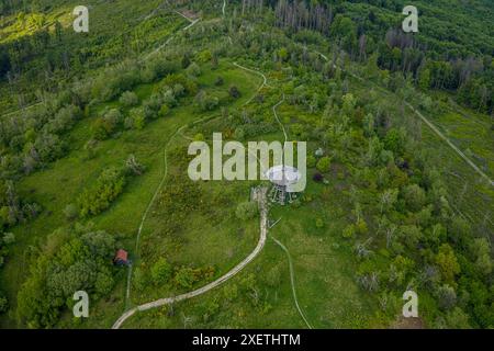 Vista aerea, torre di osservazione di Eggeturm sulla cima della collina Lippische Velmerstot, cantiere in ristrutturazione, foresta di Teutoburgo, Veldrom, Horn-Bad Mei Foto Stock