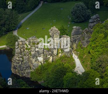 Vista aerea, esternsteina, vista storica nella riserva naturale, impressionante formazione rocciosa con piattaforma per i visitatori, lago superiore con il fiume Wiembecke e. Foto Stock