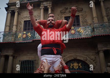 Pamplona, Spagna. 29 giugno 2024. I membri del colla Vella dels Xiquets de Valls formano "pinya" visto costruire la torre umana, una tradizione che risale al XV secolo, durante la mostra. I membri del colla Vella dels xiquets de Valls hanno tenuto una mostra delle loro torri umane a Pamplona, Navarra, Spagna. (Foto di Elsa A Bravo/SOPA Images/Sipa USA) credito: SIPA USA/Alamy Live News Foto Stock