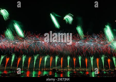 Fuochi d'artificio, fuochi d'artificio, spettacolo pirotecnico alla Festa del Redentore, Canale della Giudecca, Venezia, Veneto, Italia dedicata al Cristo Redentore, spettatori in barca Foto Stock