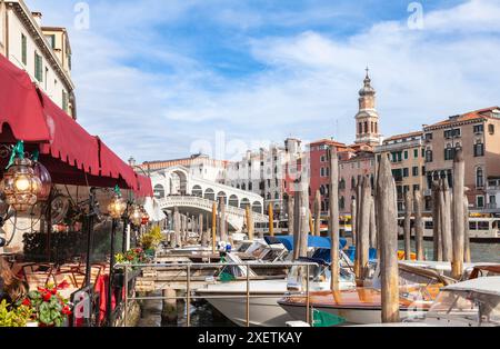 Ristorante con terrazza coperta all'aperto affacciata sul Ponte di Rialto e sul Canal grande, San Polo, Venezia, Italia con taxi d'acqua ormeggiati Foto Stock