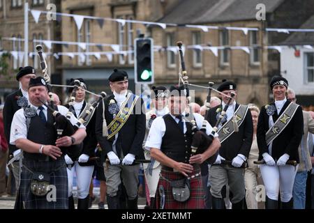 Galashiels, Regno Unito, 29 giugno 2024. I Braw Lads Principals posero le Rose rosse e bianche che furono mescolate all'inizio della giornata al War Memorial, alla chiusura dei Days Ceremonial Events. The 2024 Gathering Principals Braw Lad 2024 Jamie Bell Braw Lass 2024 Rebecca Grieve - Bearer of the SOD 2024 Ex-Braw Lad Cory Paterson Bearer of the Red Roses 2024 Ex-Braw Lass Emma Spence - Bearer of the Stone 2024 Ex-Braw Lad John Turnbull Bearer of the White Roses 2024 ex Braw Lass Abbie Hood. Il Braw Lads Gathering è stato reistituito nel 1930 per celebrare la storia della città. Crediti: Rob Gray/Alamy Live News Foto Stock